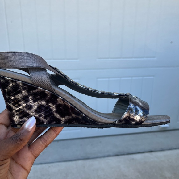B & W cheetah print. Size 8 - Picture 3 of 3